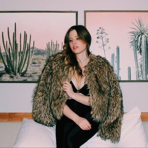 ✨Beautiful Cropped Faux Fur Jacket ✨